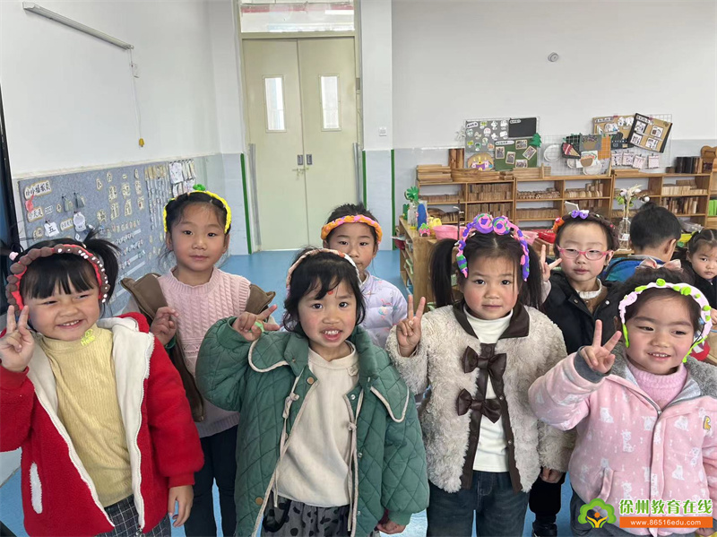 单集镇中心幼儿园：中二班幼儿手工装饰发箍活动的报道