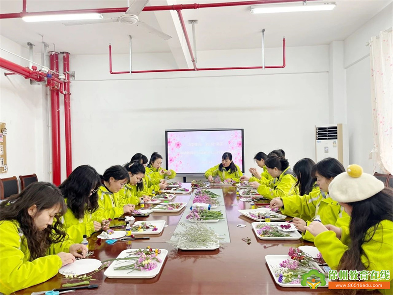 巧手生花，制“扇”至美——潘塘教育幼儿园教职工制作永生花团扇活动