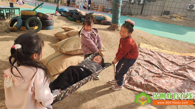 单集镇中心幼儿园：户外野战区创设、指导活动